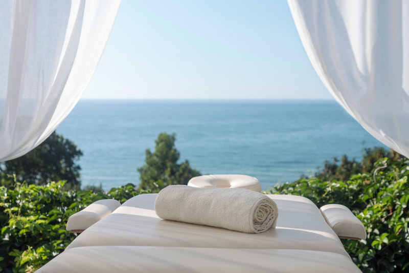 Massage bed with a view to the ocean. 
